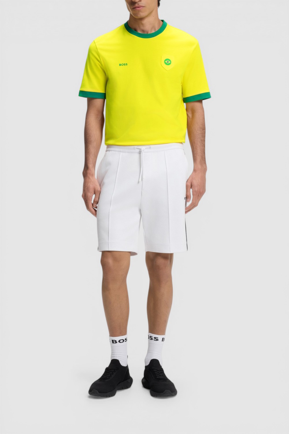 תמונת כל הלוק של חולצת טי בגזרה ישרה